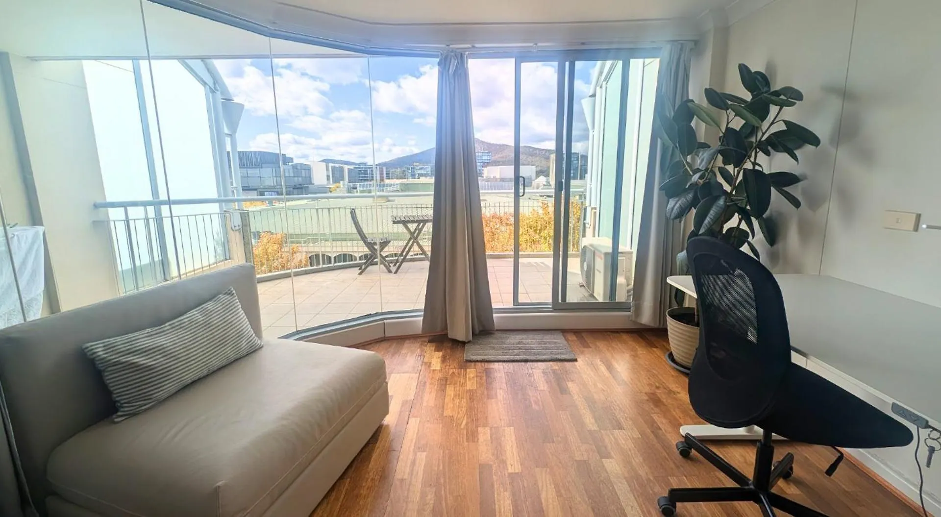 Dana-Central Apartment With Mount Ainslie Views location